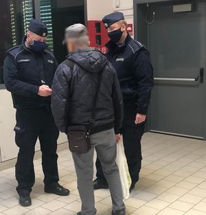 policjanci rozdają maseczki w sklepie