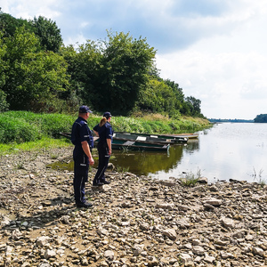 Policjanci patrolują brzeg WIsły